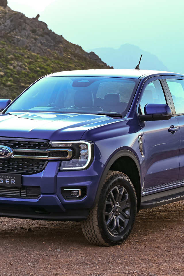 Большой синий пикап Ford Ranger XLT Double Cab 2022