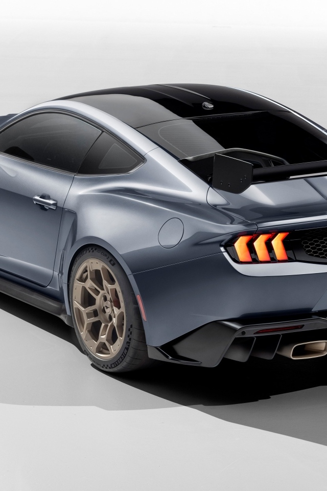 Автомобиль Ford Mustang GTD Prototype 2023 года вид сзади