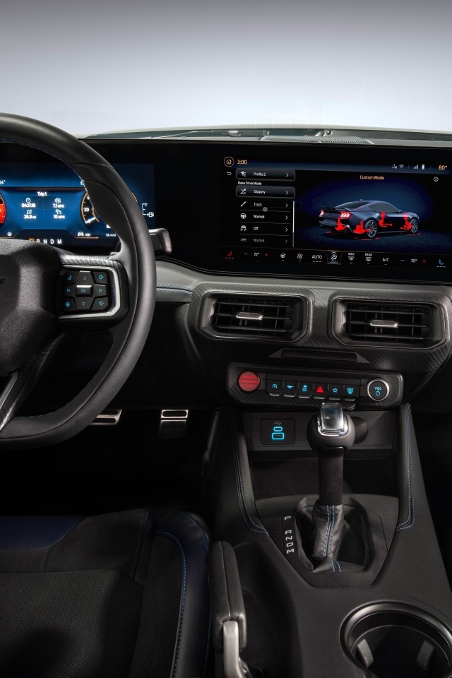 Черный кожаный салон автомобиля Ford Mustang Dark Horse 2024 года