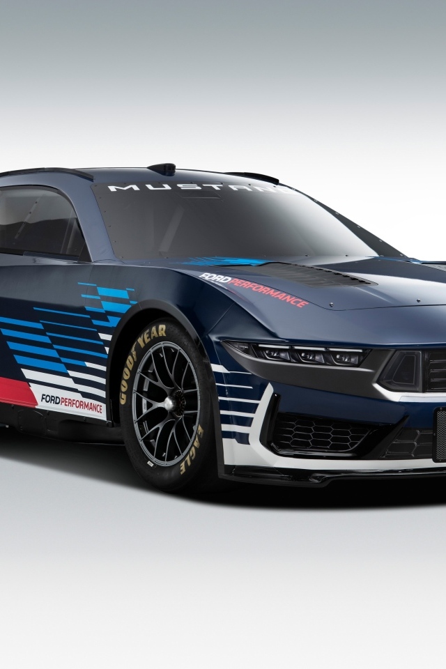 Автомобиль Ford Mustang NASCAR 2024 года на сером фоне