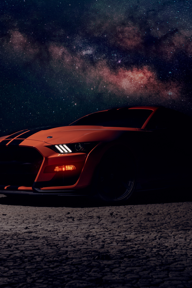 Красивый автомобиль Ford Shelby GT500 на фоне ночного неба