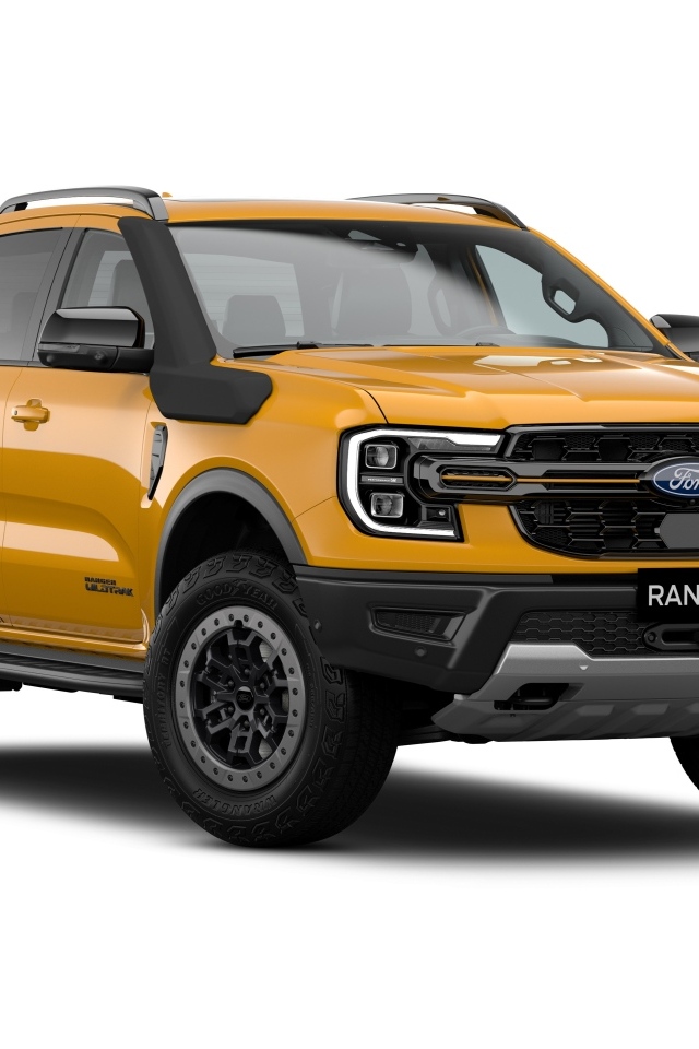 Большой оранжевый пикап Ford Ranger