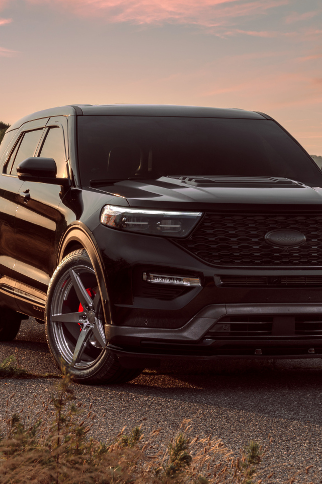 Черный внедорожник Ford Explorer ST