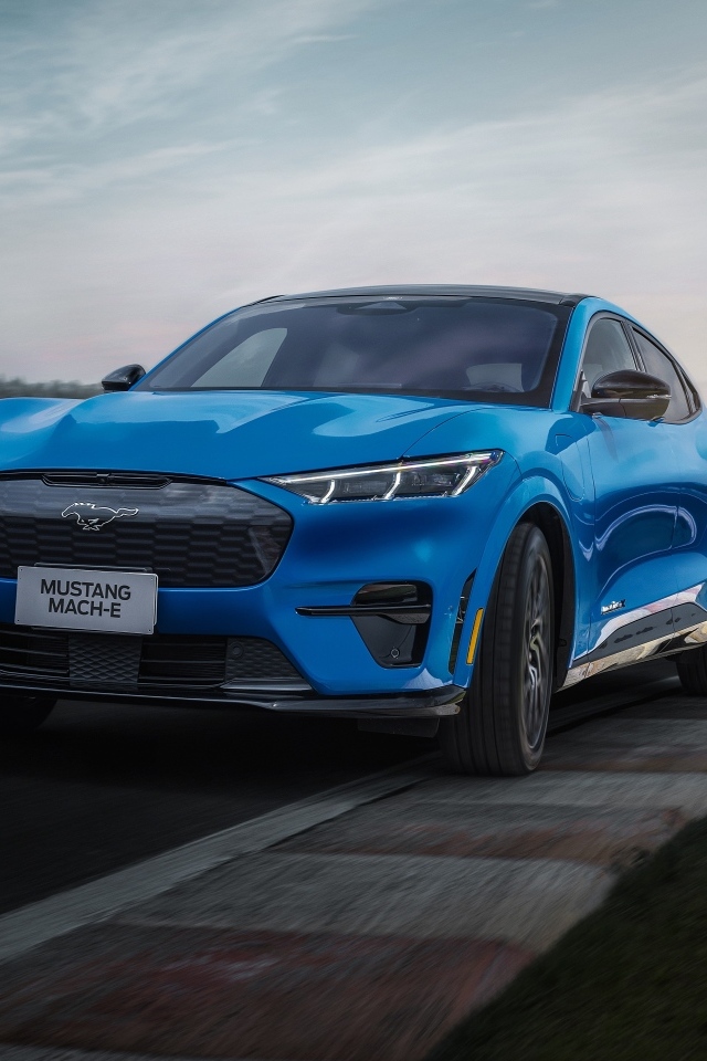Голубой автомобиль Ford Mustang Mach-E GT Performance 2023 года на трассе