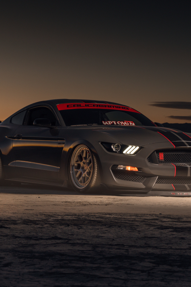 Автомобиль форд Shelby GT350 ночью