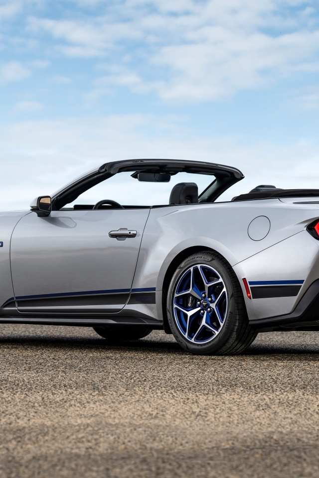 Вид сзади на автомобиль Ford Mustang GT California Special 2024 года