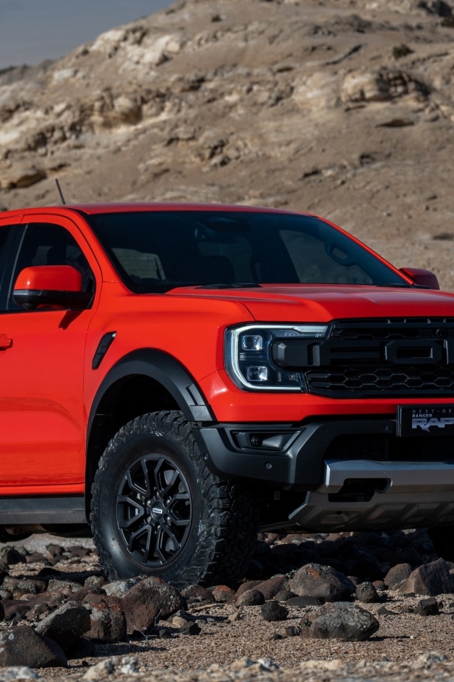 Красный пикап Ford Ranger Raptor 2023 года в горах