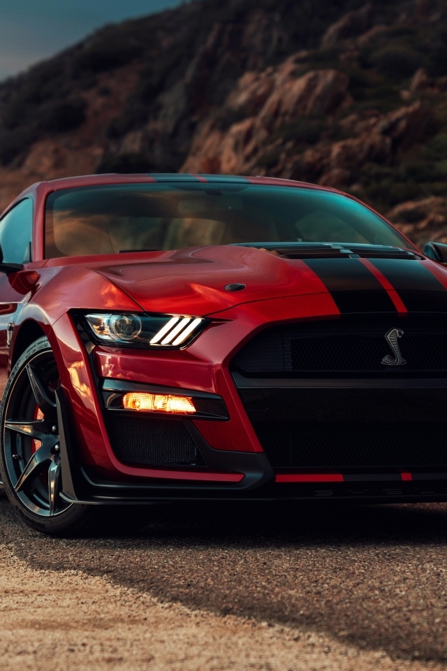 Красный Ford Mustang Shelby GT500 в горах