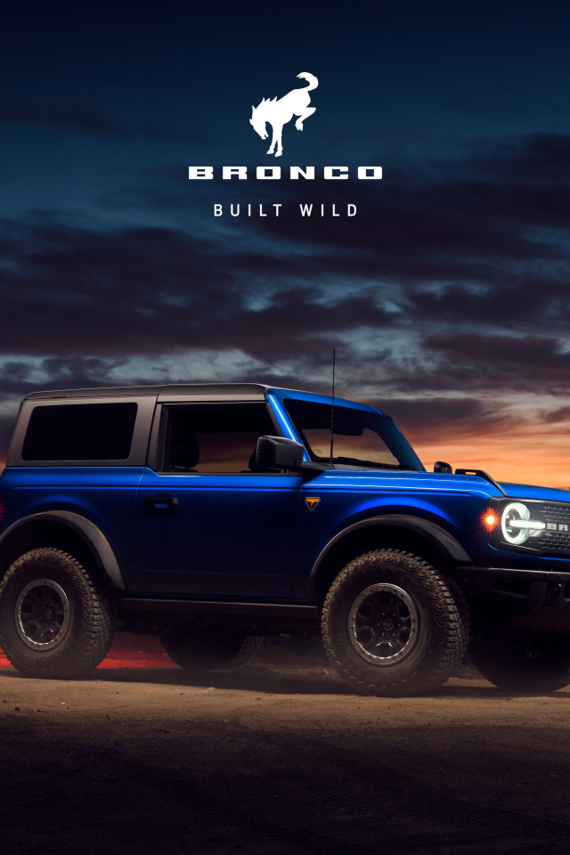 Внедорожник Ford Bronco на фоне красивого неба