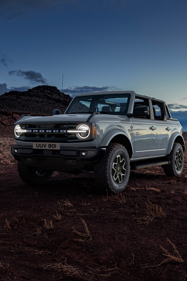 Внедорожник Ford Bronco  на песке