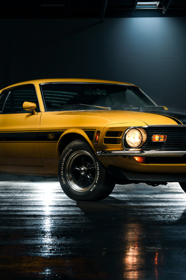 Желтый спортивный автомобиль Ford Mustang Mach 1