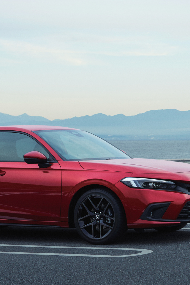 Красный автомобиль Honda Civic Hatchback 2022