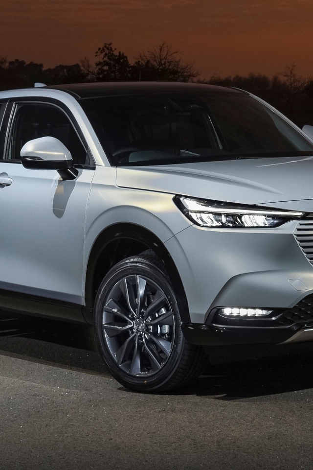 Серебристый Honda HR-V ночью