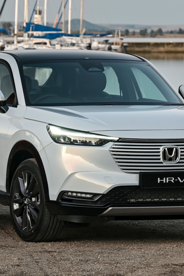 Серебристый внедорожник Honda HR-V 2022