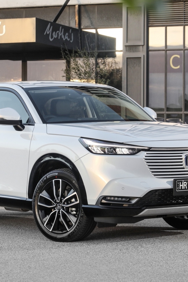 Белый автомобиль Honda HR-V EHEV L