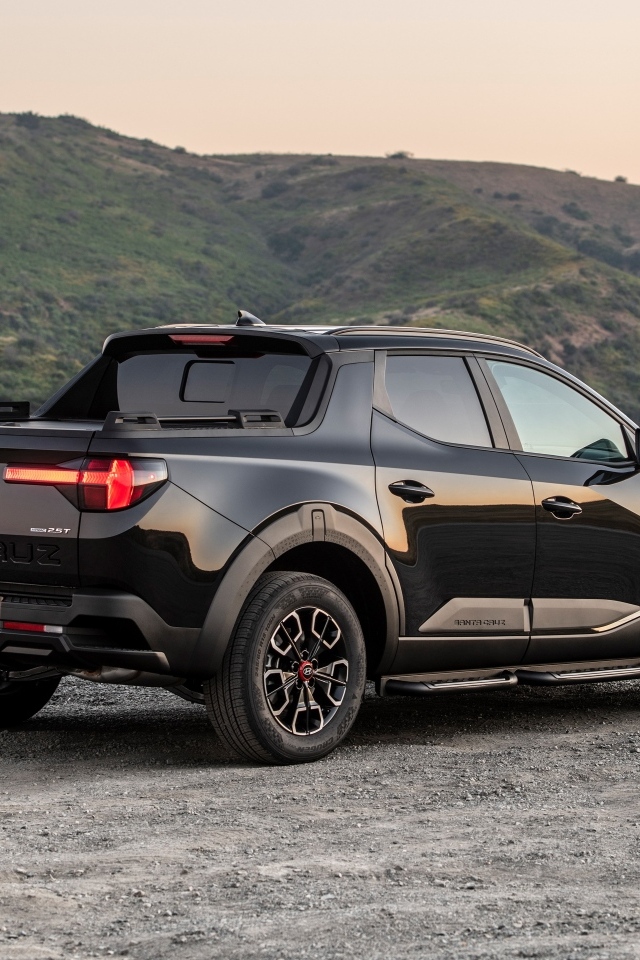 Большой черный пикап Hyundai Santa Cruz XRT 2024 года вид сзади