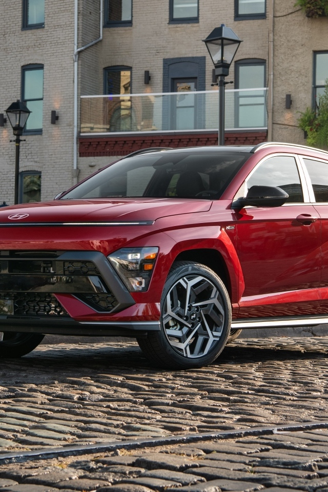 Красный автомобиль Hyundai Kona N Line 2024 года