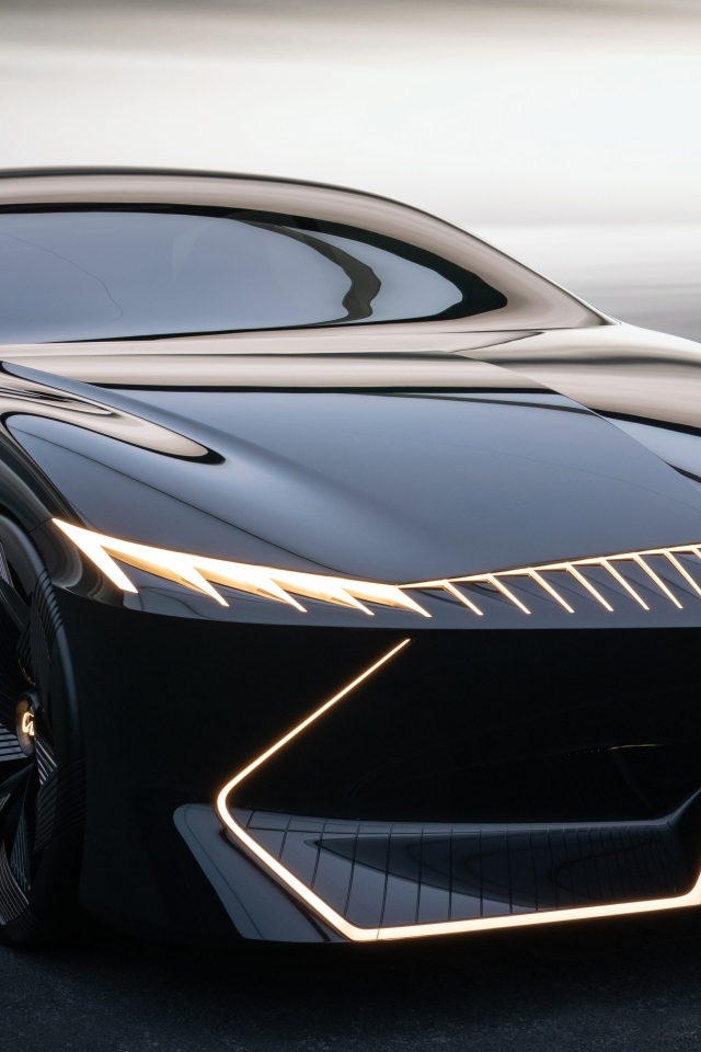 Вид спереди на черный автомобиль Infiniti Vision Qe 2023 года