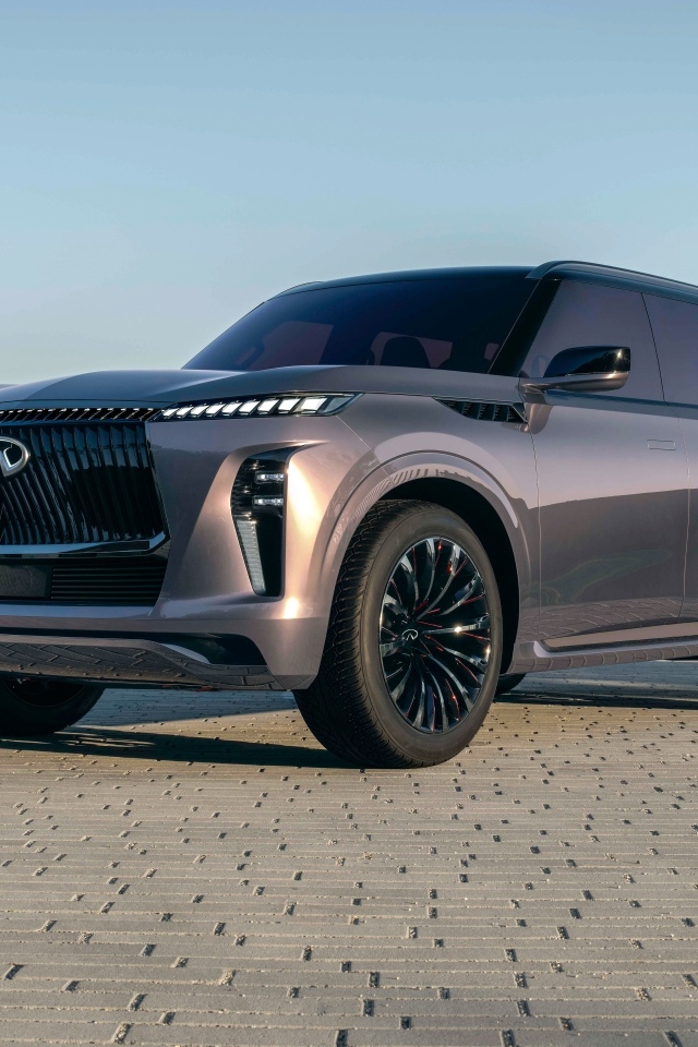 Большой серебристый внедорожник Infiniti QX Monograph