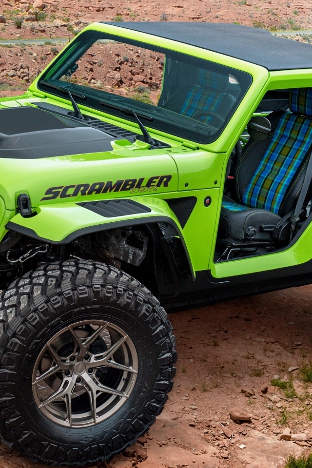Зеленый автомобиль Jeep Scrambler 392 Concept 2023 года