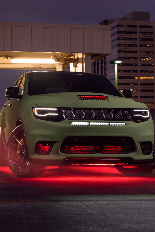 Большой стильный Jeep Trackhawk у здания