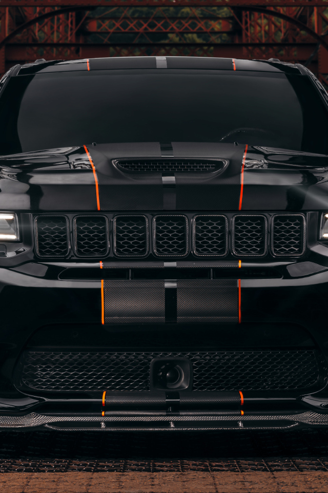 Черный Jeep Trackhawk на мосту