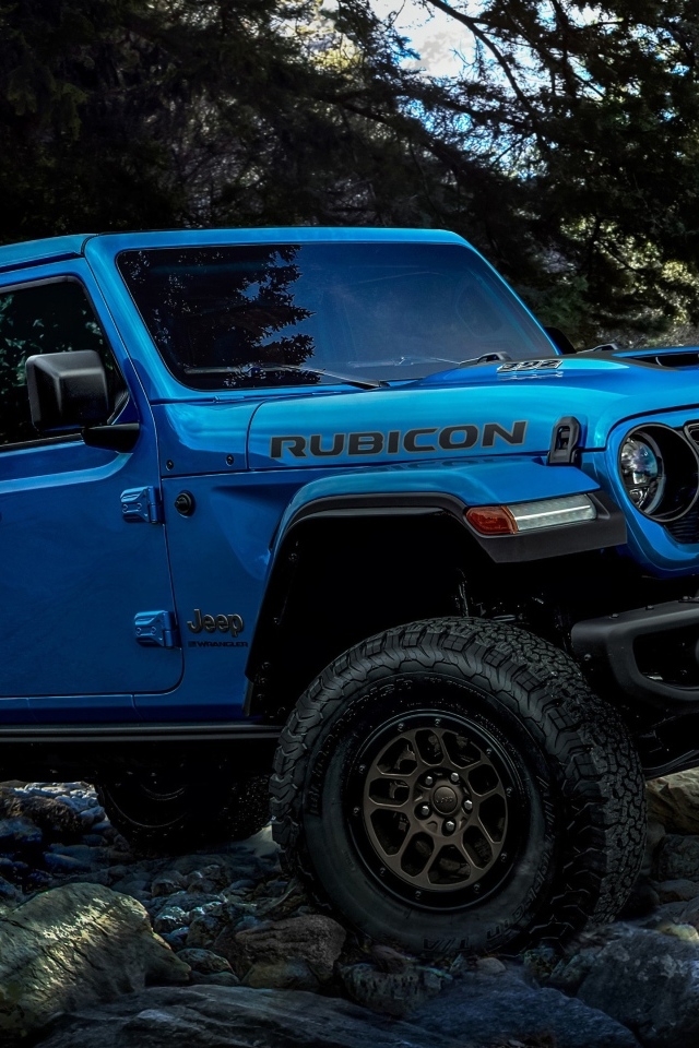 Синий Jeep Wrangler Unlimited Rubicon 2023 года на бездорожье