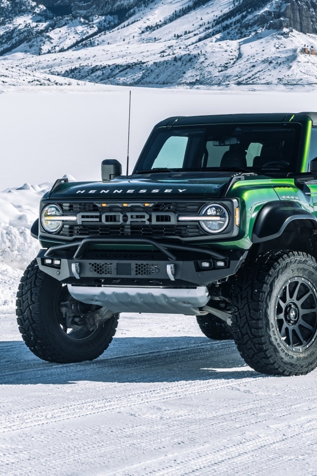 Зеленый джип Hennessey VelociRaptor 500 Bronco 2023 года на снегу