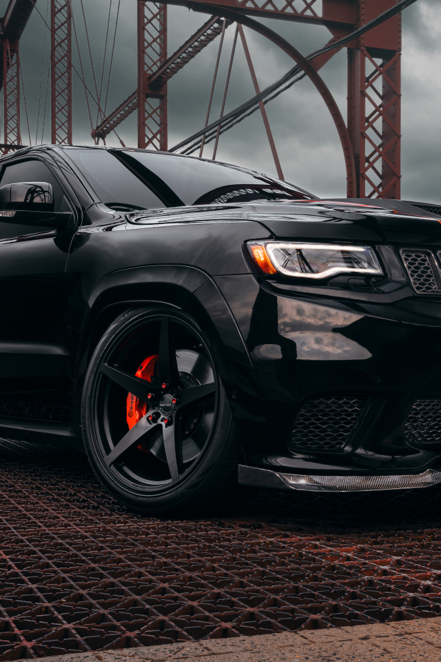 Внедорожник Jeep Trackhawk на железном мосту