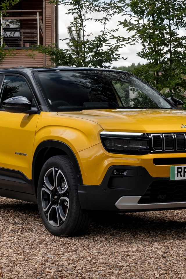 Желтый автомобиль Jeep Avenger BEV Summit 2023 года
