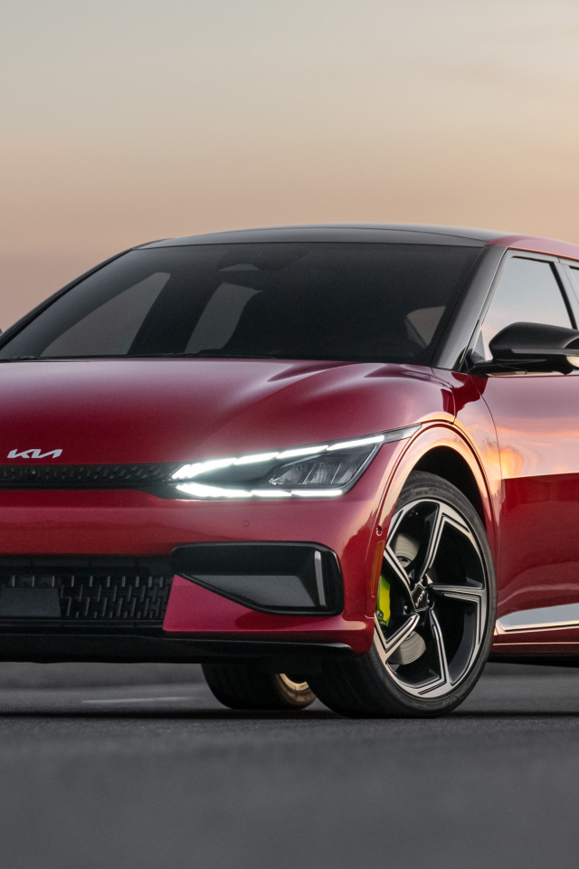 Красивый красный автомобиль Kia EV6 GT 2023  года