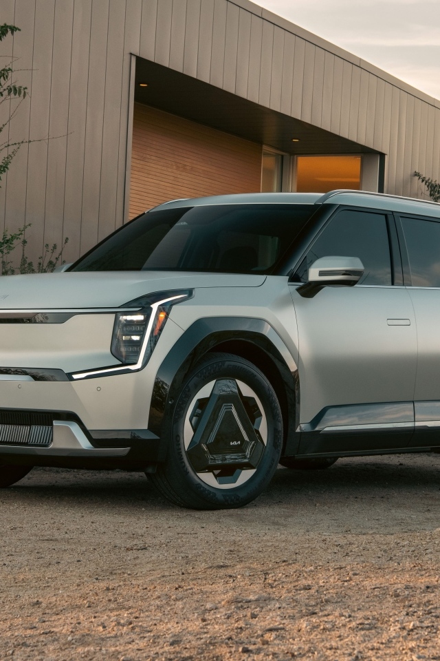 Новый серебристый автомобиль Kia EV9,  2024 года