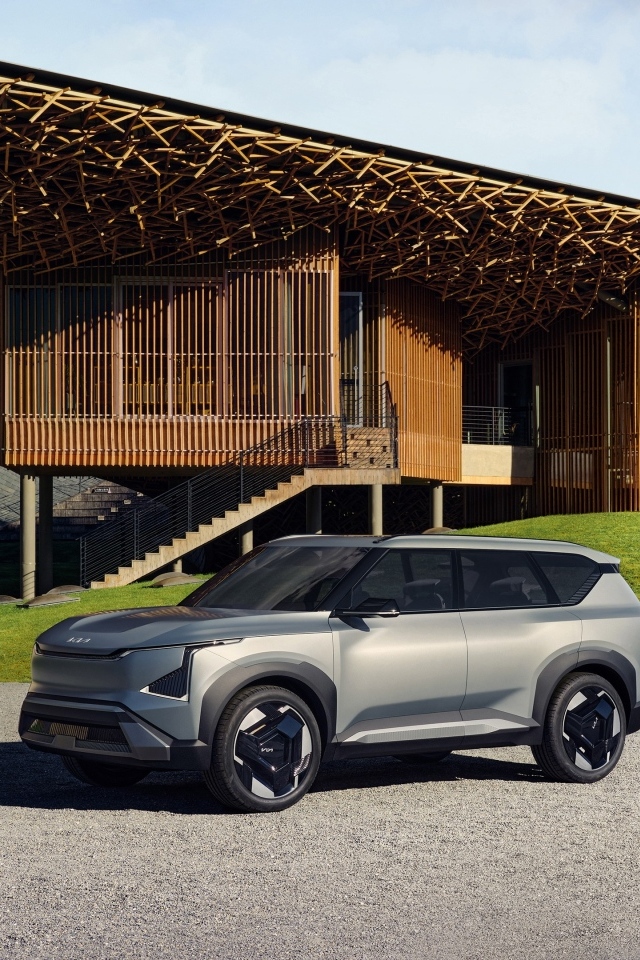 Серебристый внедорожник Kia EV5 Concept 2023 года у дома