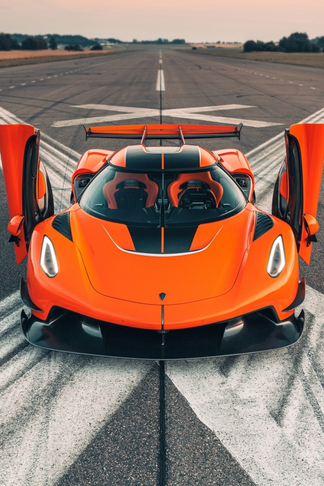 Оранжевый спорткар Koenigsegg Jesko Prototype 2023 года вид спереди