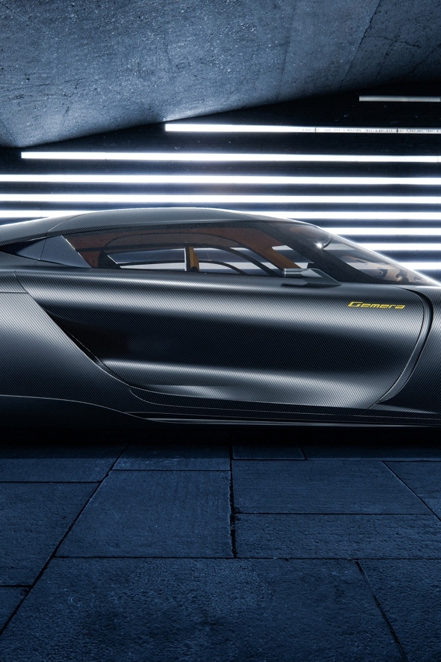 Серебристый автомобиль Koenigsegg Gemera вид сбоку