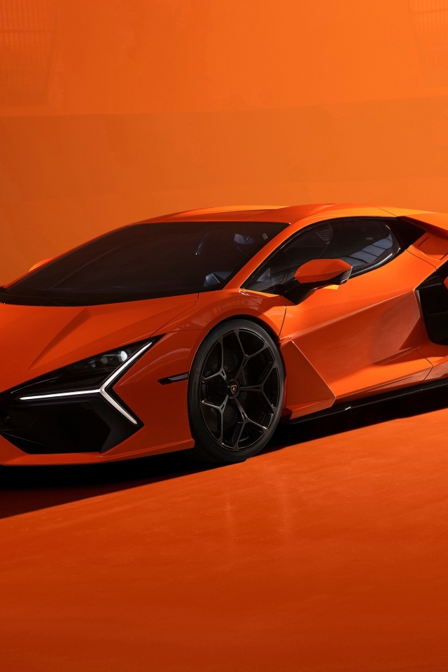 Автомобиль Lamborghini Revuelto 2023 года на оранжевом фоне