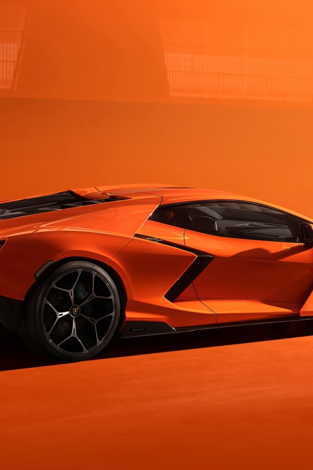 Автомобиль  Lamborghini Revuelto 2023 года вид сзади