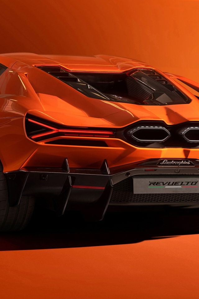 Оранжевый автомобиль Lamborghini Revuelto 2023 года вид сзади