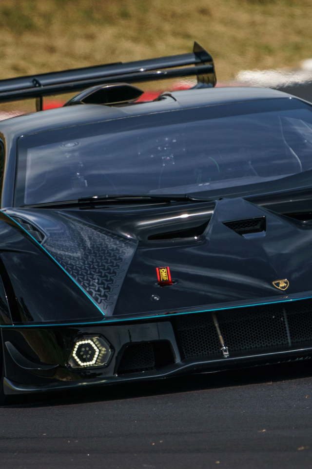 Черный спортивный Lamborghini Essenza SCV12 на гоночной трассе 