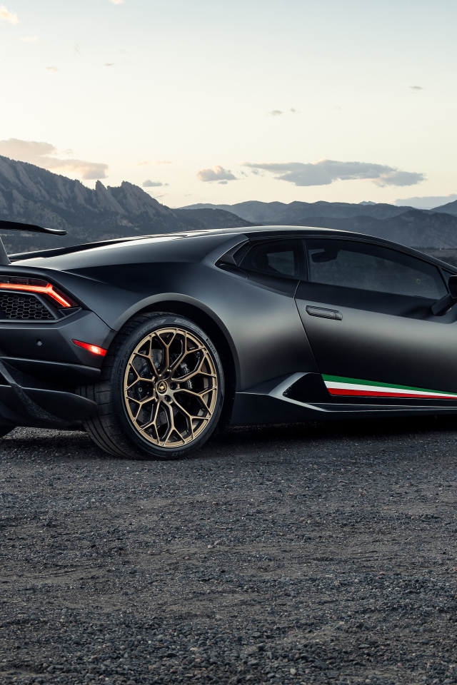 Черный спорткар Lamborghini Huracan Performante вид сзади