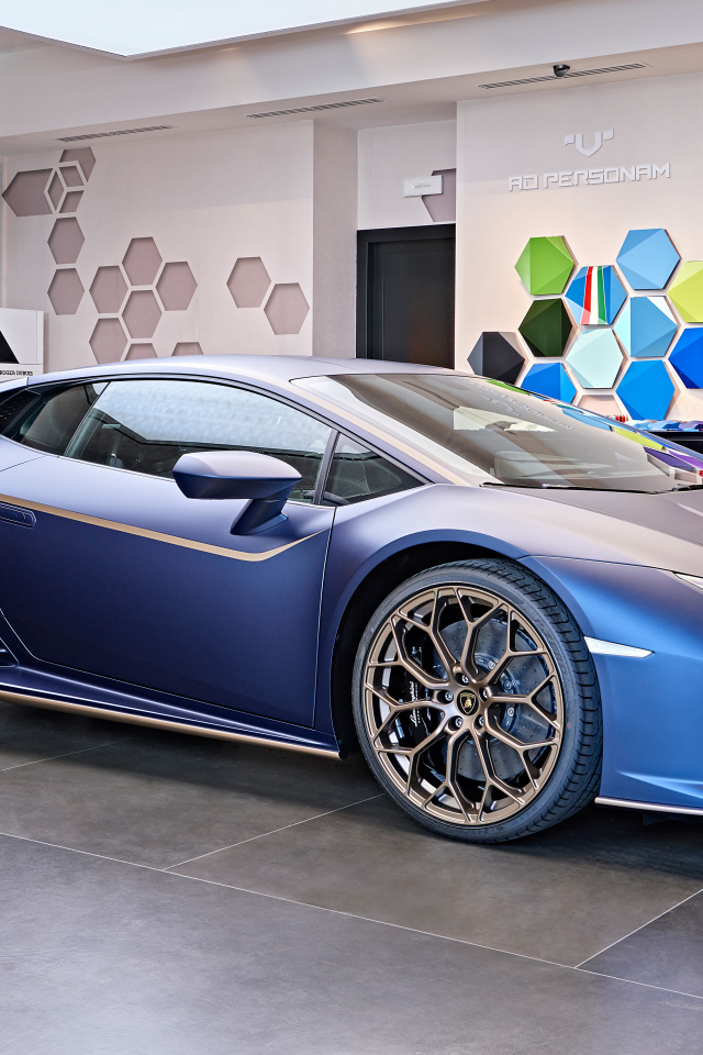 Синий автомобиль Lamborghini Huracán 2023 года