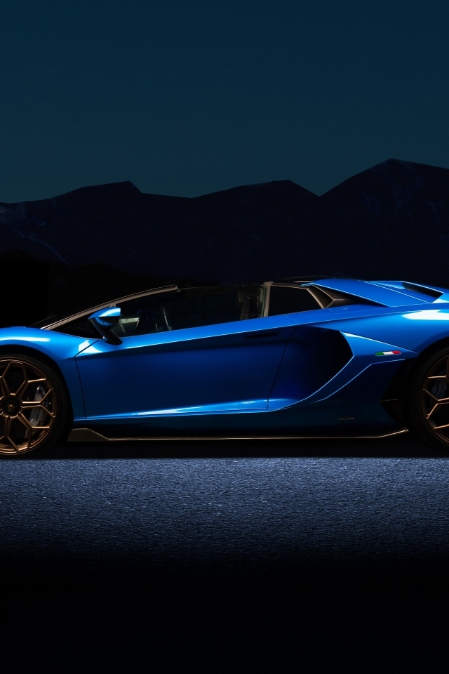 Синий автомобиль Lamborghini Aventador ночью