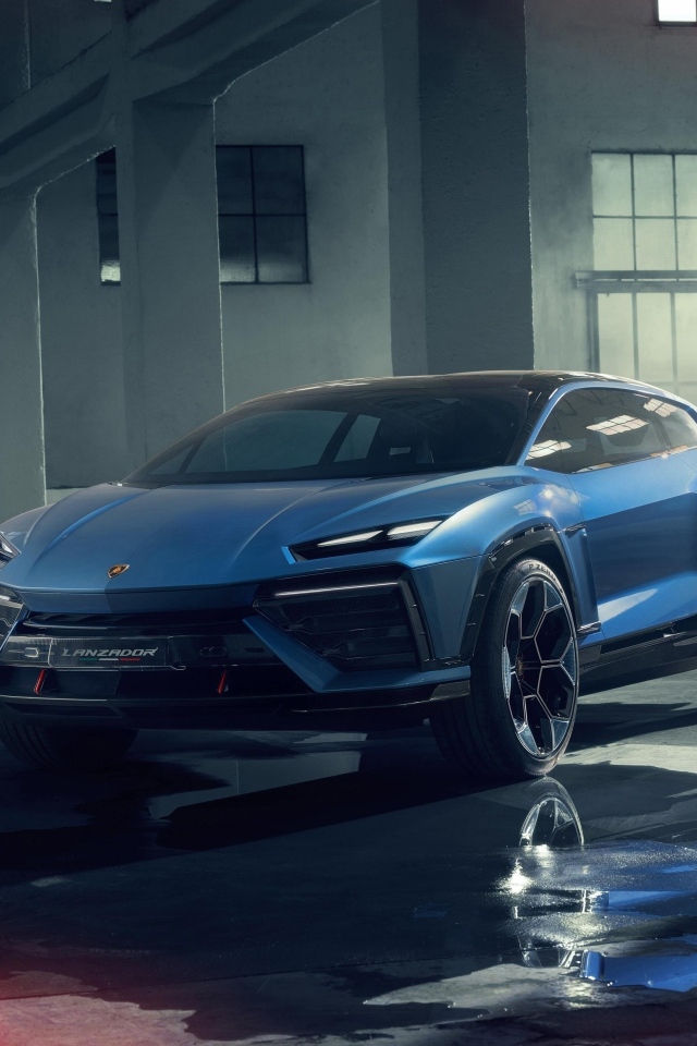 Синий автомобиль Lamborghini Lanzador Concept EV на мокром полу