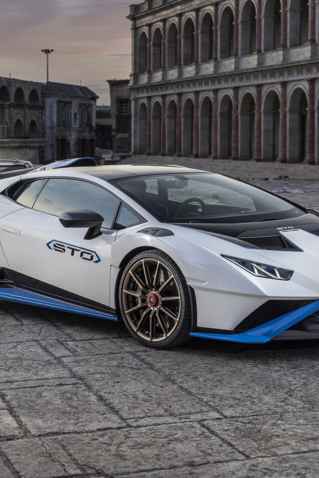 Яркий Lamborghini Huracán STO у старого здания