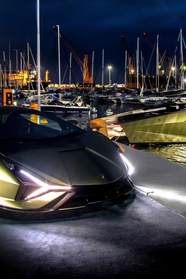 Автомобиль  Lamborghini 63 Lamborghini Sián  на пристани 