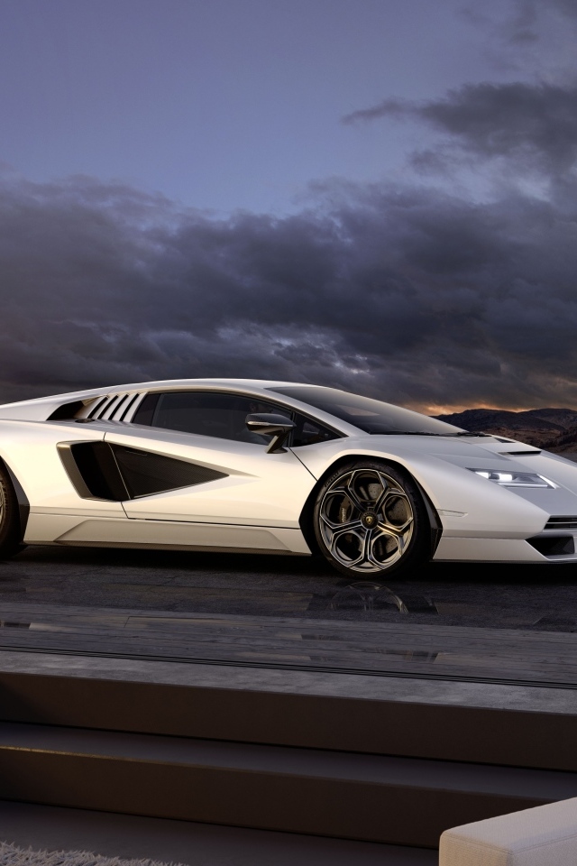 Автомобиль  Lamborghini Countach LPI 800-4, 2023 года на фоне неба