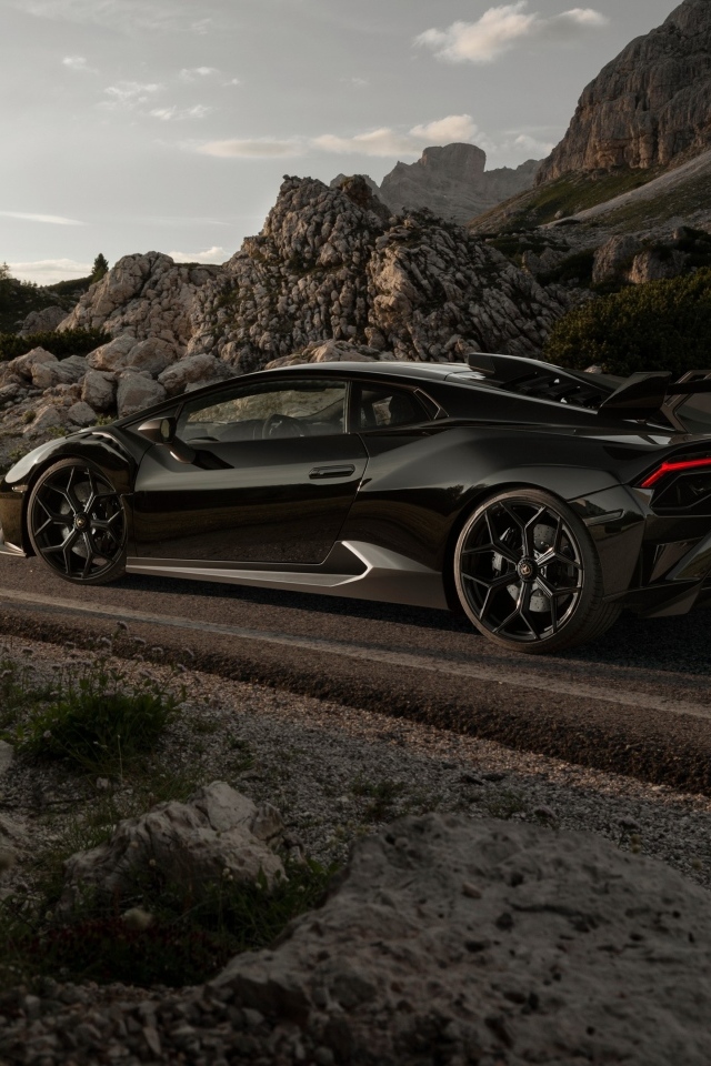 Автомобиль Lamborghini Huracán STO  вид сзади