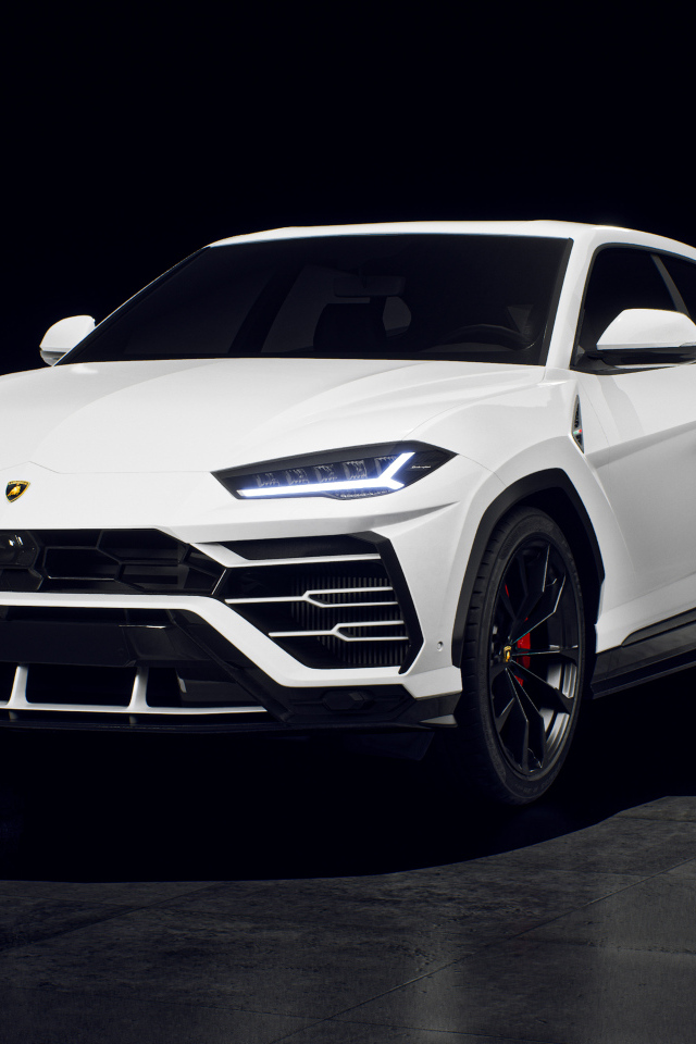 Автомобиль Lamborghini Urus вид спереди