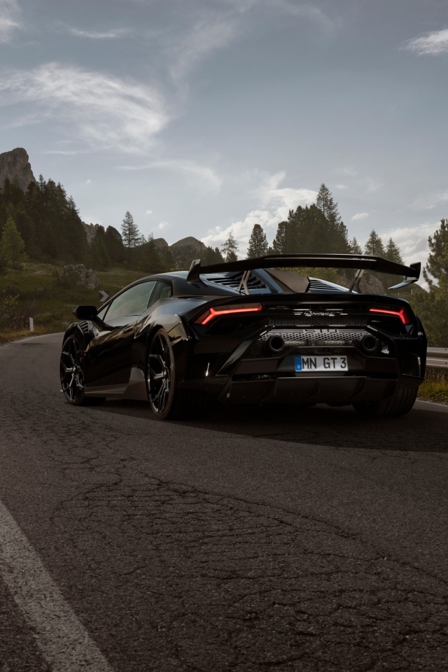 Быстрый Lamborghini Huracán STO на дороге