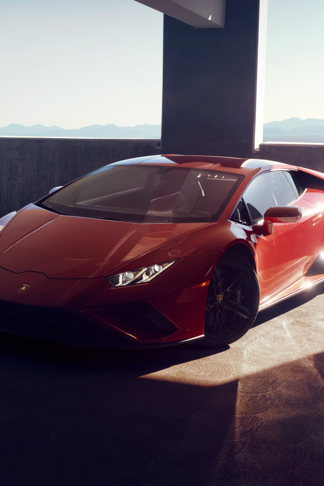 Быстрый красный автомобиль Lamborghini Huracan EVO RWD